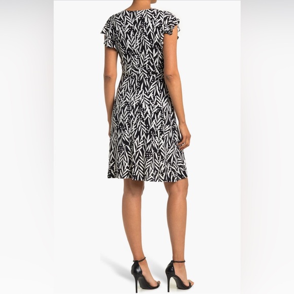 London Times Women's Leaf Print V-Neck Ruffle Sleeve Dress - Picture 2 of 6